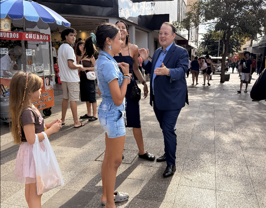 André Trindade conversando com cidadãos